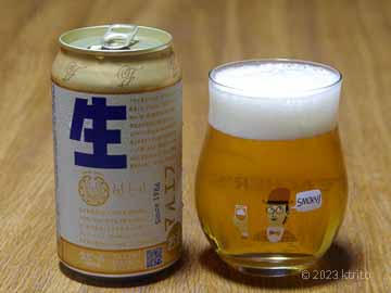 グラスに注いだ「アサヒ生ビール 通称マルエフ ストーリー缶」