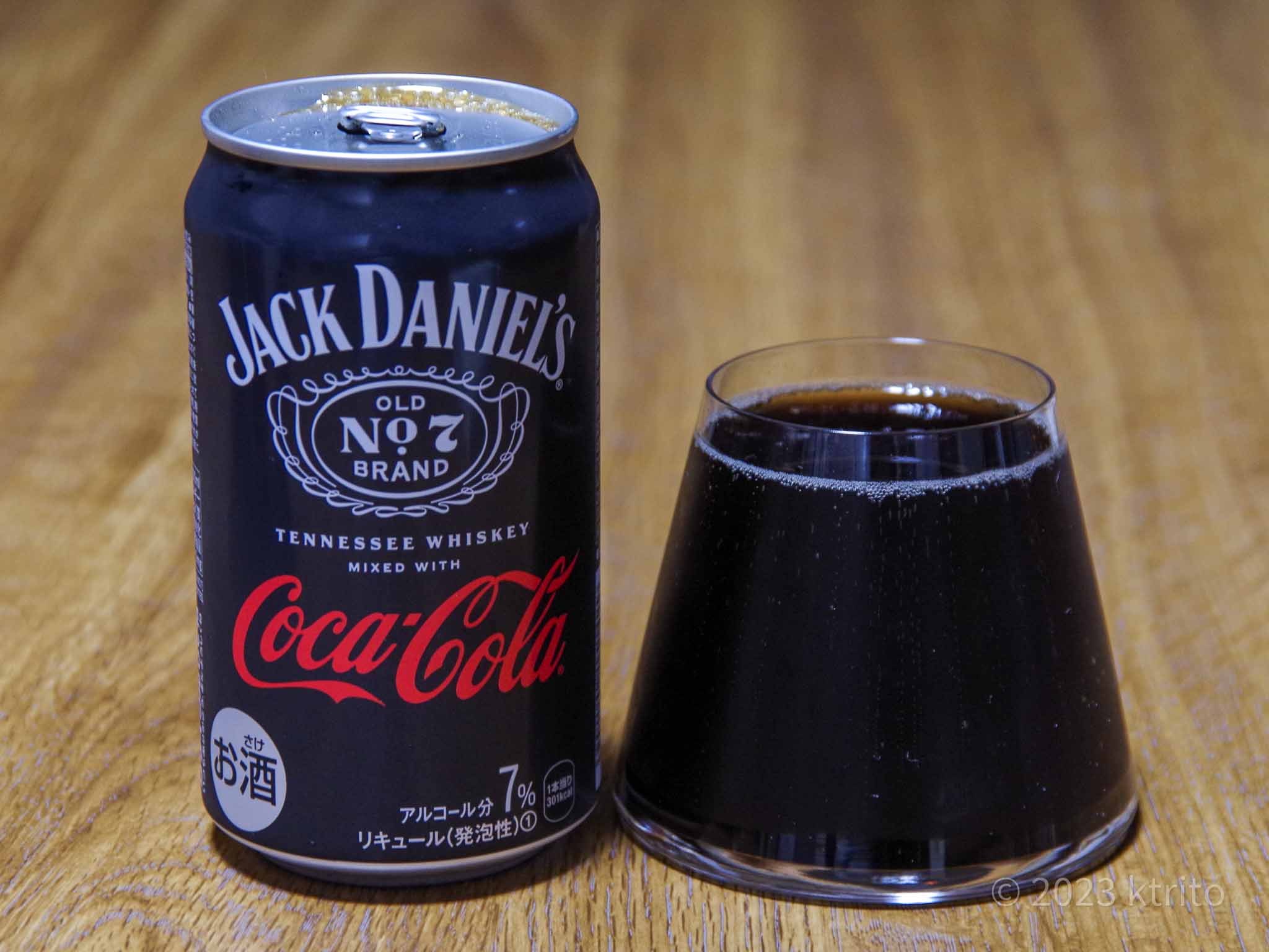 グラスに注いだ「ジャックコーク（ジャックダニエル＆コカ・コーラ）」